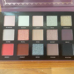 Limited Edition Ace Beaute Smoky Roses Eyeshadow Palette